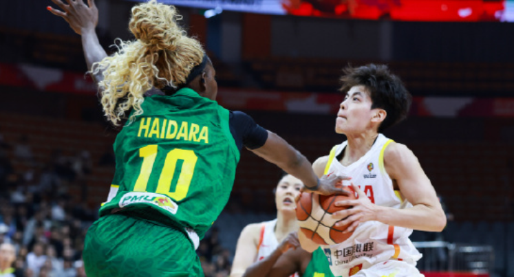 leyu体育app-首秀砍大号两双！李月汝已是世界级中锋，中国女篮开门红